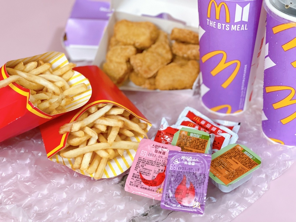 速食－麥當勞　BTS套餐之肯瓊醬／甜辣醬限時販售，紫色包裝也蠻美的