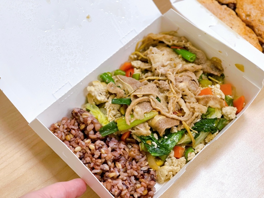 高雄 – 南高　艾波廚房光華店　特色豆腐飯與低ＧＩ健康餐盒外帶便當，肉量偏少蔬菜多